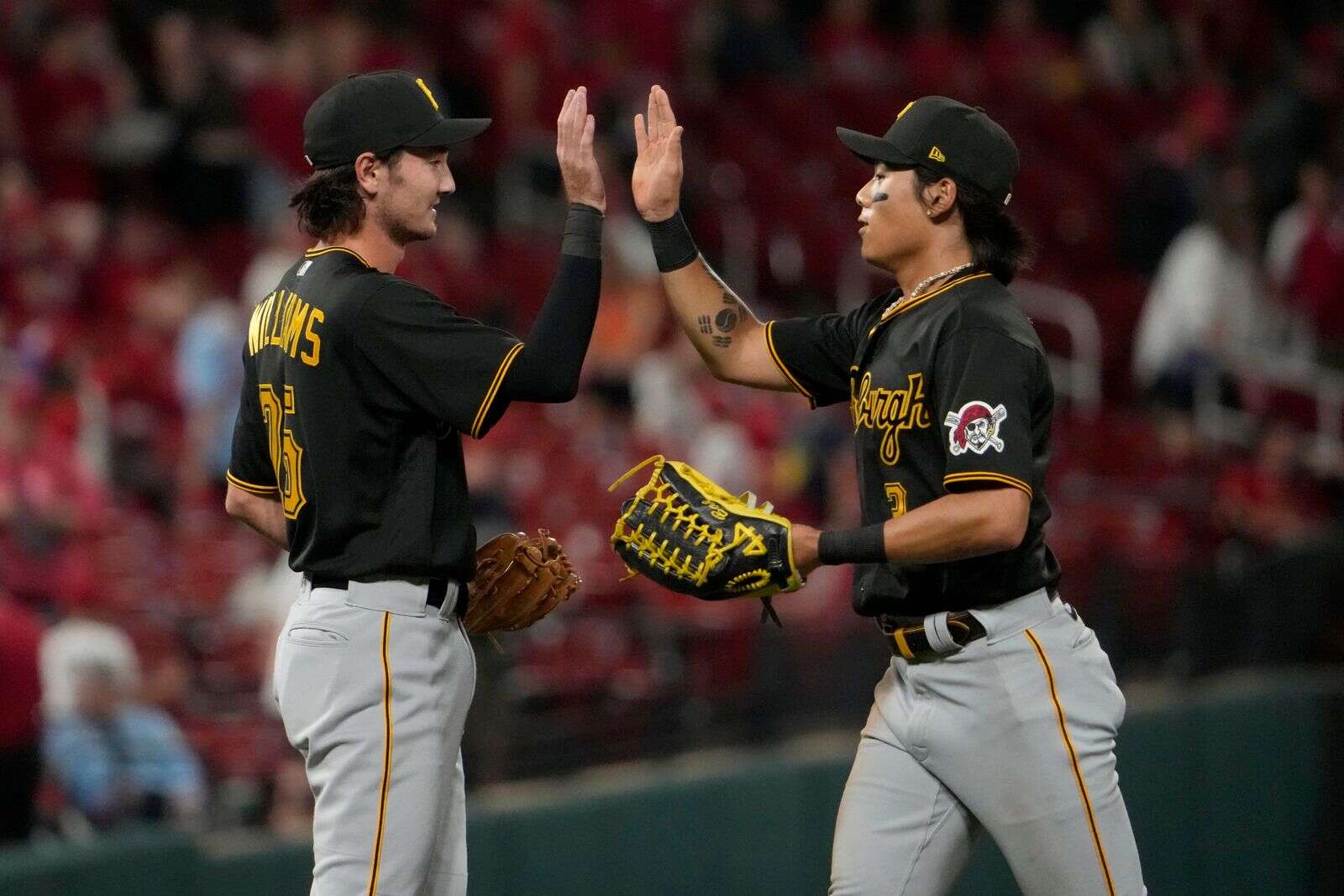 Pirates score 3 runs in the 10th inning, beat the Cardinals 4-2