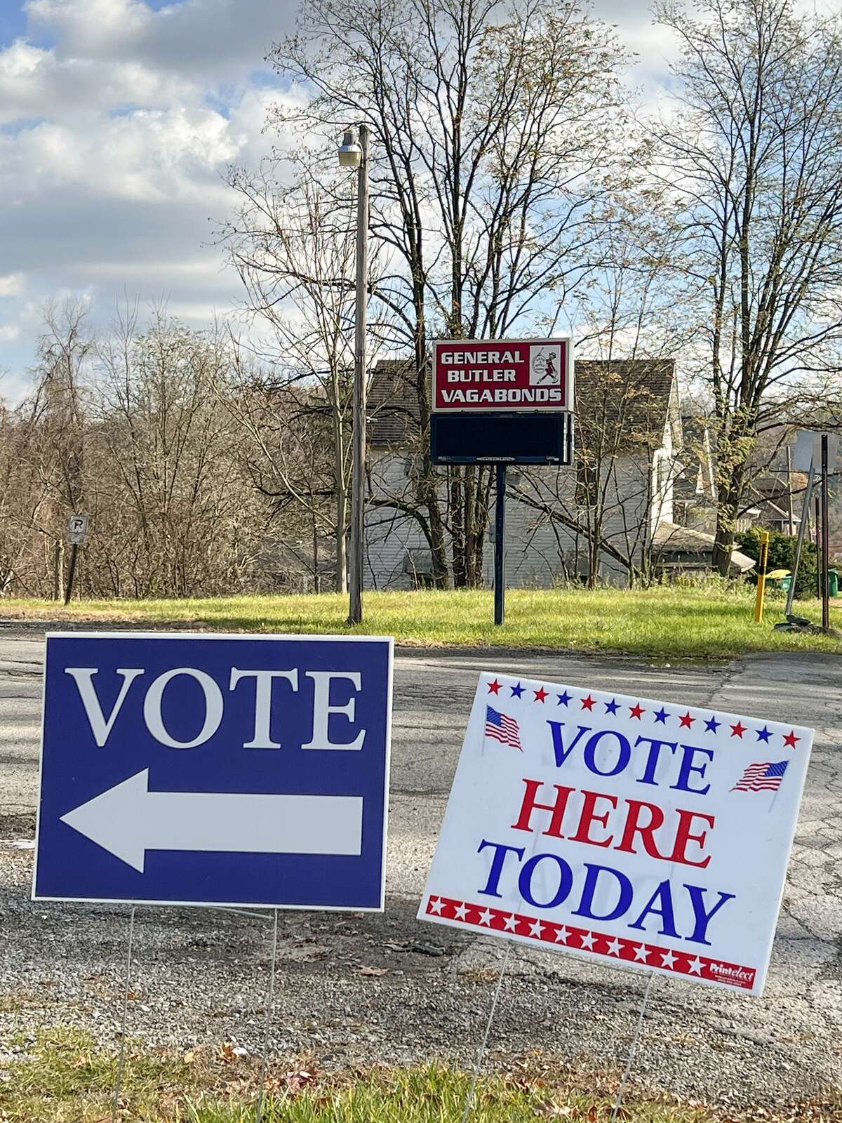 Signs direct voters to the polls