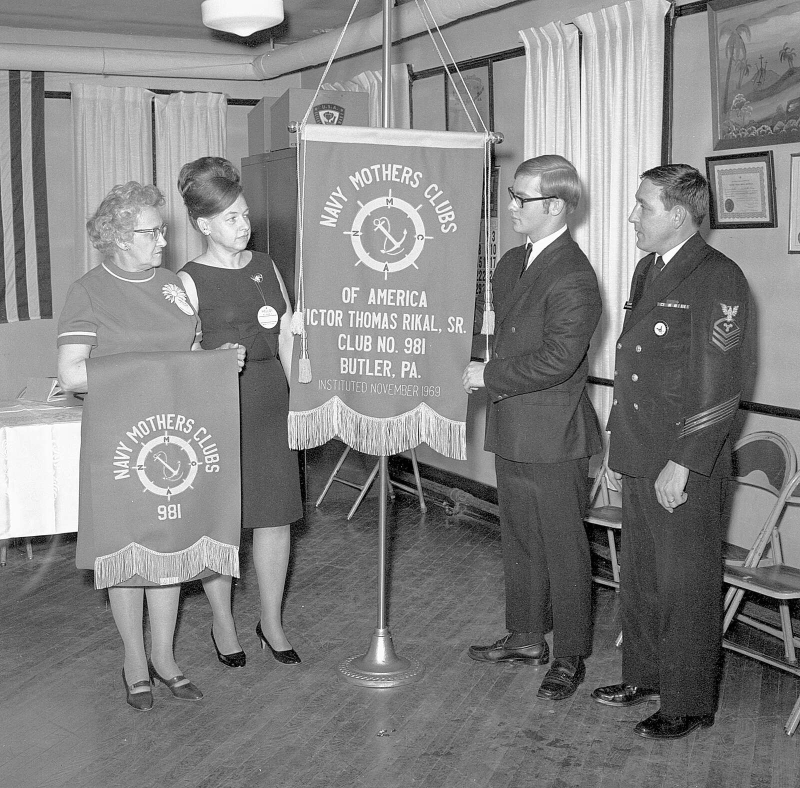 Mrs. Gerry Noullet  admires a banner presented to the Navy Mothers Club 981 of Butler